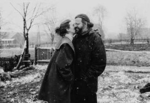 Der Schriftsteller Thomas Rosenlöcher mit seiner Frau Birgit Rosenlöcher, aufgenommen in Höckendorf-Beewalde