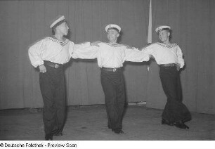 Tanzende, sowjetische Marinesoldaten einer Kulturveranstaltung der HO Industriewaren Leipzig-Stadt im Rahmen des Monats der Deutsch-Sowjetischen Freundschaft