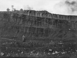 Felswand : Eine Felswand mir Sedimentschichten im Umland des Devil's Lake am Mississippi