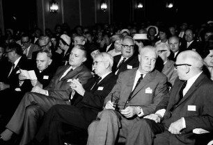 17. Tagung 1967 Chemiker; Eröffnungsfeier: Person verdeckt, Otto Hahn, G. Stoltenberg, Harold C. Urey, Lord Alexander Todd of Trumpington, Robert S. Mulliken; 2. Reihe hinter Harold C. Urey: Werner Forßmann, Adolf Butenandt