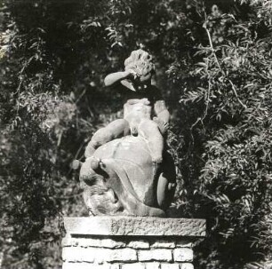 Putto, auf einer Schnecke reitend : Putto, auf einer Schnecke reitend. Sandstein. Cottbus, Sandower Brücke, Brückenkopf
