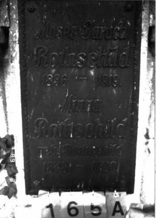 Grabstein 165 (Index: 100101790) Material: Kalkstein, schwarze Marmorplatte Zustand: Sockel verwittert mit Textverlust Maße HxBxT: 223x94x29 cm Beschreibung: ädikulaartige Stele mit Halbsäulen, Sockel, Rundbogenabchluß, rechteckige Schriftplatte Symbolik: Davidstern Besonderheit: Doppelgrab für Eheleute: Grabstein 165A