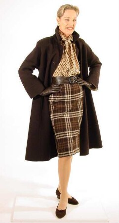 Sportliches Ensemble: dunkelbrauner Mantel, braun-beige karierter Rock und Tupfenbluse