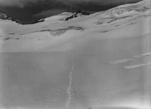 Schneefeld : Blick über ein Schneefeld in Richtung eines Gipfels des Frosnitzlkamms