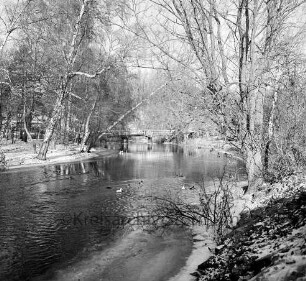 Trave: Stadtarm: links der Bürgerpark, hinten die Fußgängerbrücke nördlich der Straßenbrücke des Konrad-Adenauer-Ringes: Blick nach Süden: Winterbild