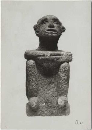 Hockende männliche Figur, Typus des Gottes Xipe. Höhe: 52 cm (B.T.)