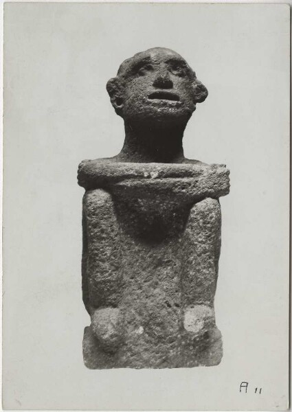 Hockende männliche Figur, Typus des Gottes Xipe. Höhe: 52 cm (B.T.)