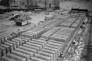 Berlin. VEB Montagebau Berlin. Lagerplatz mit Ziegel-Großblocks unterschiedlicher Formen