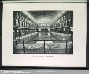 Grosse Schwimmhalle im Hedwigbad