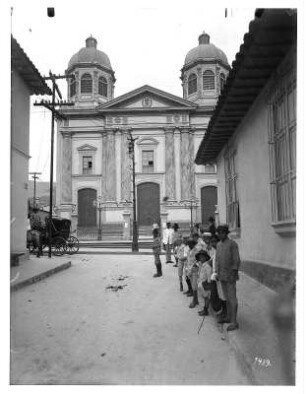 Caracas (Venezuela). Straße mit posierenden Kindern. Blick auf die Fassade der Kirche "Unserer Lieben Frau von Las Mercedes" (Iglesia de Nuestra Señora de las Mercedes)