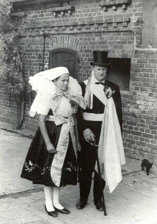 Hochzeitsbitter mit seiner Frau aus Kunersdorf : Kleidung - niedersorbische Tracht. Ort: Kósobuz / Kunersdorf. Hochzeitsbitter mit seiner Frau.