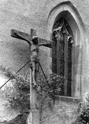 Kruzifix : Kruzifix. Stein (1503). Güttersbach (Mossautal), Evangelische Pfarrkirche, Chor, außen