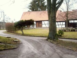 Kirchhof im Nordwesten mit erhaltenen Gaden (Ausführung in Fachwerk-erneuert) die Kirchhofmauer als Außenmauer benutzend
