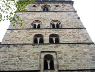 Stadtkirche-Kirchturm von Westen - erstes bis drittes Mittelgeschoß (Übergangsstil des 13 Jhd) mit Biforien sowie gotisches Glockengeschoß