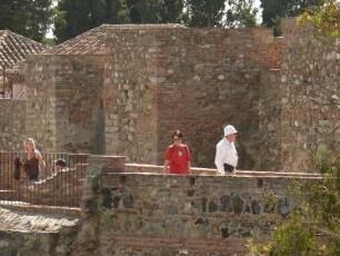 Besucher auf der historischen Festungsanlage Alcazaba aus maurischer Zeit