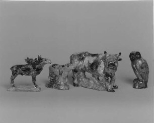 Elch, zwei Stiere und Eule : Elch, zwei Stiere und Eule. Irdenware, Majolika, bemalt, glasiert (um 1920; K. Feuerriegel). Frohburg: Museum im Schloß Frohburg V 484/95, V 485/95, V 486/95, V 487/95
