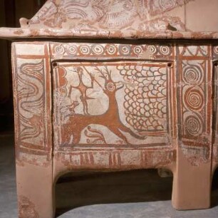 Chaniá. Archäologisches Museum. Bildfeld vom Truhen-Sarkophag aus Arméni-Nekropole. Agrimi und Jäger. 14. Jh. v. Chr.