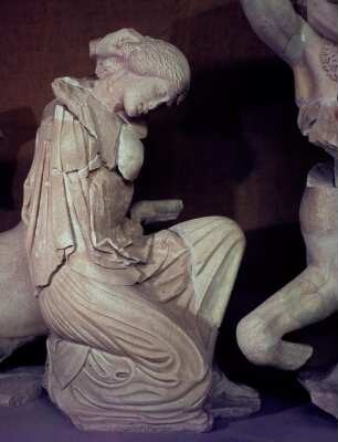 Westgiebel, Figur E, Lapithin : Olympia. Archäologisches Museum. Vom Westgiebel des Zeus-Tempels. Geraubtes Mädchen, , 3. Jahrzehnt des 5. Jh. v. Chr. Lapithin