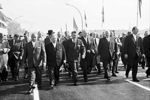 Kehl: Verkehrsübergabe Rheinbrücke Kehl; Ehrengäste auf der Brücke