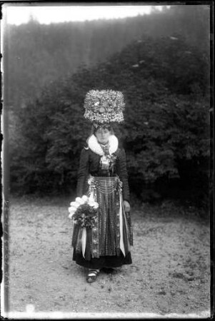 Frau in St. Georgener Tracht am Hochzeitstag