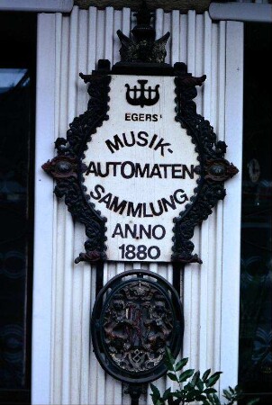 Schild von Egers Musikautomatensammlung Anno 1880