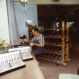 Klingenthal. VEB Klingenthaler Harmonikawerke. Harmonikabauer beim Bearbeiten eines Instruments