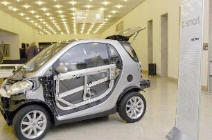 Personenkraftwagen vom Typ "Smart" im Foyer