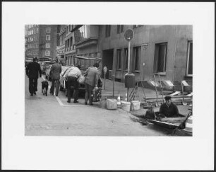 Straßenansicht mit einem Bauarbeiter, Hamburg, St. Georg