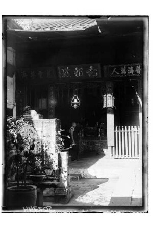 Tempel in Thailand : Thailand. Chinesischer Tempel mit Altar und Priester, 1908/1913