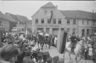 Volkstreffen der Domowina in Wittichenau. Festumzug : Domowinski zjězd w Kulowje. Swjedźenski ćah.