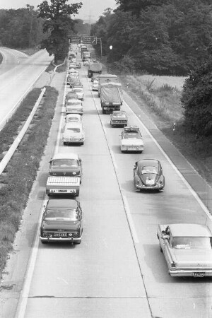 Stau auf der Autobahn am Autobahndreieck Karlsruhe.