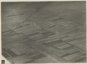 Einzelne Bildtafel "Aufnahmen des Landungsplatzes bei Mintraching. Aufnahmehöhe 850-900 m, Entfernung in der Luftlinie 2 bis 2 1/2 km": Ansicht von Süden (aus d. Richtung Neufahrn)