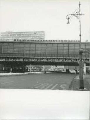 Am Berliner S- und U-Bahnhof Zoologischer Garten