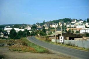 Ortseingang und Ortsansicht von NO (Blankenberg): vorn Saalebrücke, links das große Gebäude des "Rennsteigsaales", der durch die Papierfabrik errichtet wurde