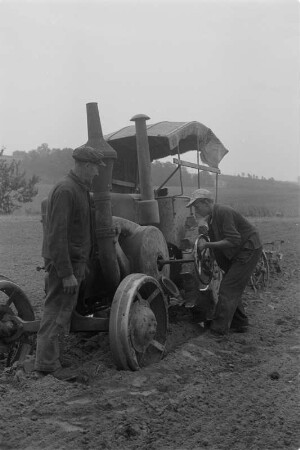 Landwirtschaftsschule in Crostwitz. Feldarbeit. : Ratarska šula w Chrósćicach. Pólne dźěła.