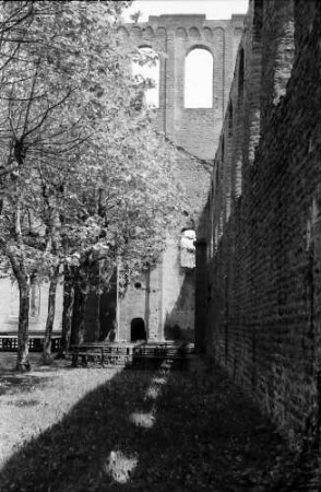 Bad Dürkheim: Ruine des Kirchenraumes mit Seitenwand