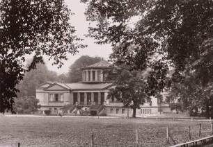 Bonn, Akademisches Kunstmuseum : Bonn. Akademisches Kunstmuseum im Hofgarten. Haupteingangsfront