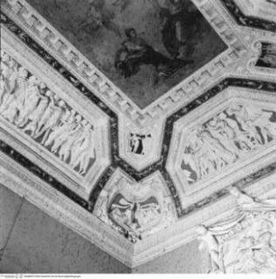 Dekoration mit antiken Triumphzügen und allegorischen Darstellungen