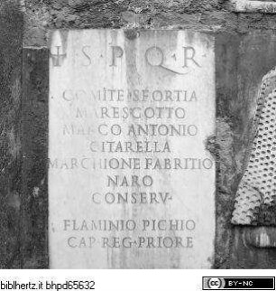 Monument für Scipio Africanus mit Inschriften und SpolienInschrift - Ädikula mit verschiedenen Inschrift- und Figurenfragmenten