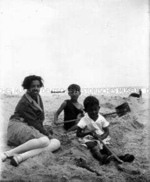 Seebad Heringsdorf, Frau mit zwei Jungen am Strand
