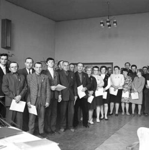 Tag der Brigaden. Ausgezeichnete : VEB Schamottewerk Colditz. Gruppenbild der Ausgezeichneten Mitarbeiter am Tag der Brigade
