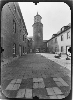 Crossen an der Elster. Schloss (1701-1712). Hofansicht mit Bergfried