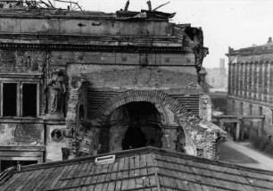 Blick vom Dach des Alten Museums auf den zerstörten Übergang und die zerstörte Fassade des Neuen Museums