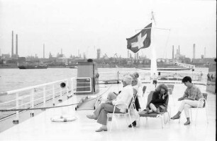 Düsseldorf: Industriegebiet über Deck des Schiffes
