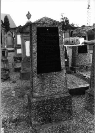 Grabstein 378 (Index: 99797384) Material: Granit, schwarze Glasplatte Zustand: gut Maße HxBxT: 174x54x25 cm Beschreibung: Obelisk, Sockel: Grabstein 378 (2)