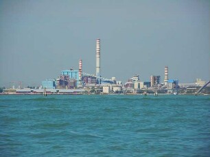 Venedig - Industriegebiet : Blick über die Lagune auf das Industriegebiet von Mestre auf dem Fenstland. Aufgenommen am 5. August 2011 in Venedig