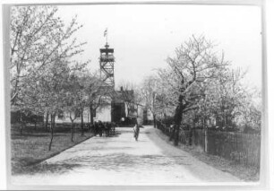Cossebaude (Dresden-Cossebaude). Restaurant "Albrechtshöhe". Eingangsseite mit Gästegarten und Pferdekutsche