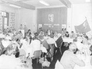 Sowjetischer Redner bei einer Veranstaltung der DSF (anlässlich des 30jährigen Bestehens der DDR?)