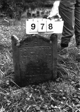 Grabstein 978 (Index: 100099099) Maße HxBxT: 54x42x9 cm Besonderheit: Kindergrab: Grabstein 978