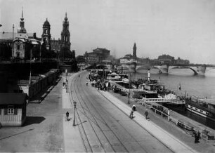 Dresden (Sachsen). Ansicht der Brühlschen Terrasse mit der Sekundogenitur, dem Ständehaus, der katholischen Hofkirche sowie des Turms des Residenzschloßes und dem Terrassenufer mit den Dampferanlagestellen